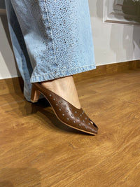 Sabot Ovye con borchie, in vera pelle
