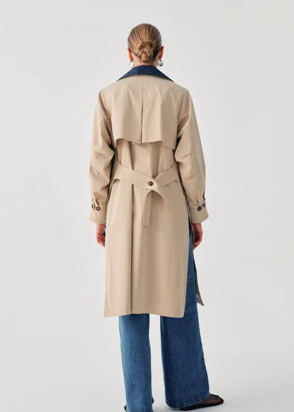 Trench lungo Beatrice B. con collo ricamato